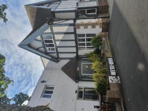 uma vista sobre um edifício com varandas e plantas em The Lambton Arms em Durham