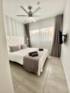 En eller flere senge i et værelse på Casa Perla - Cozy Apartment Pool Side + 27 billeder