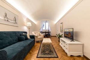 ein Wohnzimmer mit einem Sofa und einem Tisch in der Unterkunft Historic center! Charming traditional Florentine building - AC,WiFi - Walk everywhere in Florenz