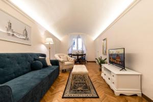 salon z kanapą i stołem w obiekcie Historic center! Charming traditional Florentine building - AC,WiFi - By LikeHomeFlorence we Florencji
