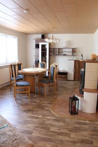 Zimmer mit einem Tisch und Stühlen sowie einer Küche in der Unterkunft Landhaus "Zum Frosch" in Kalbsrieth