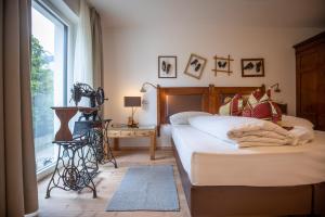 Hotel Al Plan Dolomites tesisinde bir odada yatak veya yataklar