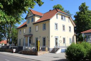 una gran casa blanca con techo rojo en Im alten Rathaus en Bad Liebenstein