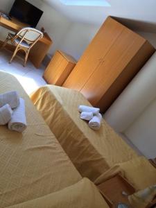 una camera da letto con un letto e asciugamani di Agriturismo Terre Delle Monache a Pontecagnano