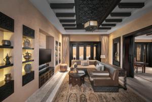 Ruang duduk di Anantara Qasr al Sarab Desert Resort