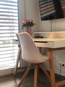 a white desk with a white chair in front of it at Guetsel-Lodge - Δ in Gütersloh