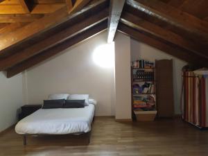 Postel nebo postele na pokoji v ubytování Casa Sierra de Limes 4