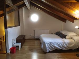 Postel nebo postele na pokoji v ubytování Casa Sierra de Limes 4