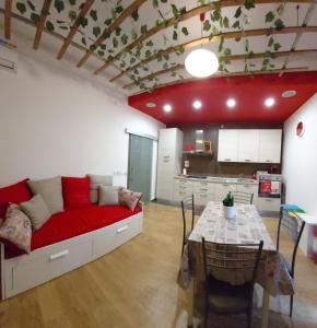 sala de estar con sofá rojo y mesa en Casa Giulia Vacanze en Baronissi