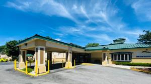 un edificio con un estacionamiento delante de él en Baymont by Wyndham Latham Albany Airport en Latham