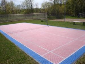 - un court de tennis dans un parc avec deux bancs dans l'établissement Mazury Lake View & Ski Appartment, à Mrągowo