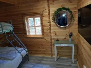 Postel nebo postele na pokoji v ubytování Cabin at Aithernie