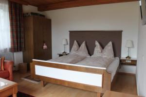 ein Schlafzimmer mit einem großen Bett mit weißer Bettwäsche und Kissen in der Unterkunft Ferienwohnung Winklhofer in Mondsee