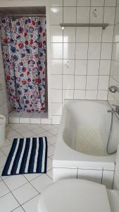 Phòng tắm tại Ferienwohnung im Herzen Neuwied - Heddesdorf +34 ảnh