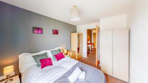 sypialnia z dużym łóżkiem z różowymi poduszkami w obiekcie Tamblin Lodge w mieście Hatfield