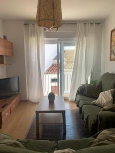 Televízia a/alebo spoločenská miestnosť v ubytovaní Apartamento en Cuevas del Becerro