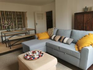 sala de estar con sofá azul y mesa en Ferienwohnung mit Alpenblick en Antdorf