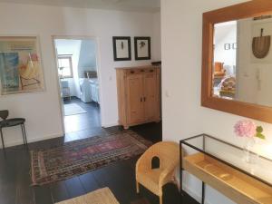 ein Wohnzimmer mit einem Tisch und einem Spiegel in der Unterkunft Ferienwohnung mit Alpenblick in Antdorf