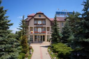 a large house with a walkway in front of it at Hotel Stil in Cluj-Napoca