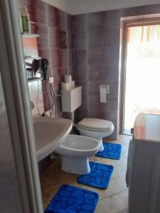 een badkamer met een toilet en een wastafel bij LA CASA DEI CILIEGI in Brossasco