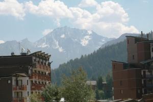 a view of a mountain from a city with buildings at Résidence Saboia Clés Blanches in La Tania