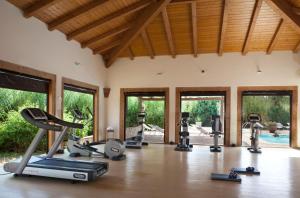een fitnessruimte met loopbanden en crosstrainers bij Resort & SPA Le Dune in Badesi
