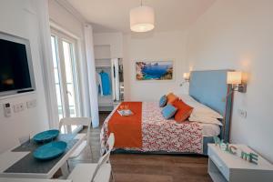 Dormitorio pequeño con cama y mesa en Maison Cipriani, en SantʼAgata sui Due Golfi