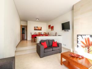 uma sala de estar com um sofá e uma mesa em V4, Villa Jardins Branqueira near Beach, Albufeira em Albufeira