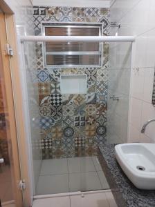 y baño con ducha y lavamanos. en Motel Paradise (Adults only), en São José dos Campos