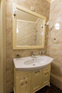 y baño con lavabo y espejo. en Residential complex Central 271, en Almaty