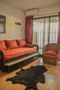 een woonkamer met een bank en een stoel bij Atlantida casi en la playa in Atlántida