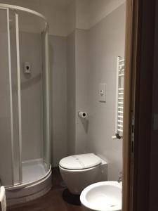 ein Bad mit einer Dusche, einem WC und einem Waschbecken in der Unterkunft Rome Travellers Hotel in Rom