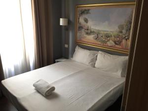 Postel nebo postele na pokoji v ubytování Rome Travellers Hotel