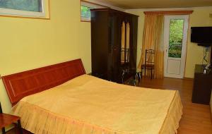 a bedroom with a bed with a wooden head board at Getap Restaurant & Hotel Vahagnadzor in Vahagnadzor