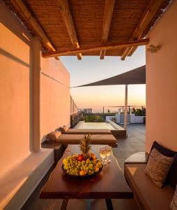 un cesto di frutta su un tavolo sul balcone di Soil of Sun Luxury Villas a Megalochori