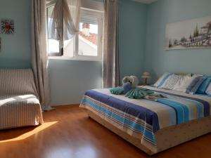 Ein Bett oder Betten in einem Zimmer der Unterkunft One-bedroom mediterranean flat near the sea