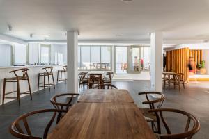 a dining room with a table and chairs at Rochari Hotel in Mýkonos City
