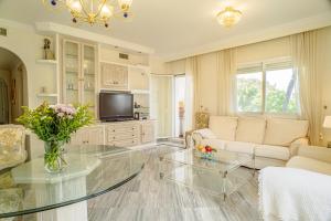 TV a/nebo společenská místnost v ubytování APARTAMENTO MILLA DE ORO- HACIENDA NAGUELES 4D
