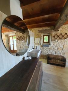 łazienka z umywalką i lustrem w obiekcie CASA RURAL PALACIO LOS LABREQUINES w mieście Villacomparada de Rueda