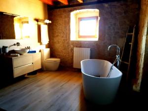 Łazienka w obiekcie CASA RURAL PALACIO LOS LABREQUINES
