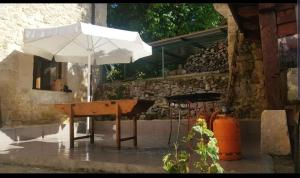 Patio lub wspólna przestrzeń na świeżym powietrzu w obiekcie CASA RURAL PALACIO LOS LABREQUINES
