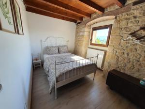 Łóżko lub łóżka w pokoju w obiekcie CASA RURAL PALACIO LOS LABREQUINES