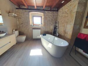 Łazienka w obiekcie CASA RURAL PALACIO LOS LABREQUINES