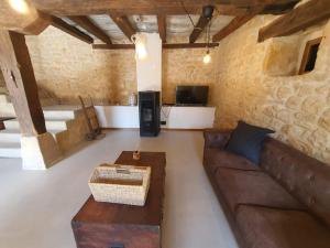salon z brązową kanapą i stołem w obiekcie CASA RURAL PALACIO LOS LABREQUINES w mieście Villacomparada de Rueda