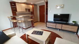 salon z telewizorem i stołem w obiekcie Top Sea Apartament 1 w Gdańsku