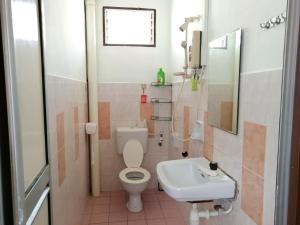 Een badkamer bij Kulai Dream Homestay 4room 16pax @near Kulai Aeon, JPO, Senai Airport, Legoland