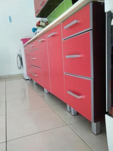 um balcão de cozinha vermelho com gavetas vermelhas em kipselis dep em Xanthi
