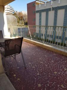 un balcone con tavolo e sedia su un patio di Sci MDM a Nizza