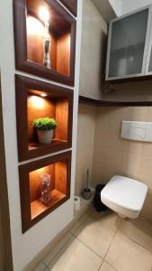 mała łazienka z toaletą i umywalką w obiekcie Top Sea Apartament 1 w Gdańsku +2 zdjęcia