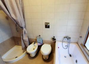 a bathroom with a toilet and a tub and a sink at A casa di Debby alloggio comodo e accogliente in Foligno